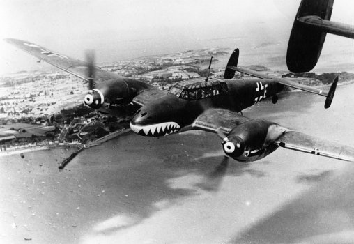 04_Messerschmitt_BF_110C_6_ZG76__M8_EP__over_the_English_Channel_August_1940_01.jpg