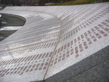 Srebrenica_massacre_memorial_wall_of_names_2009_4.jpg