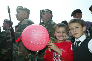 Oruzane_snage_Osetije_i_deca2