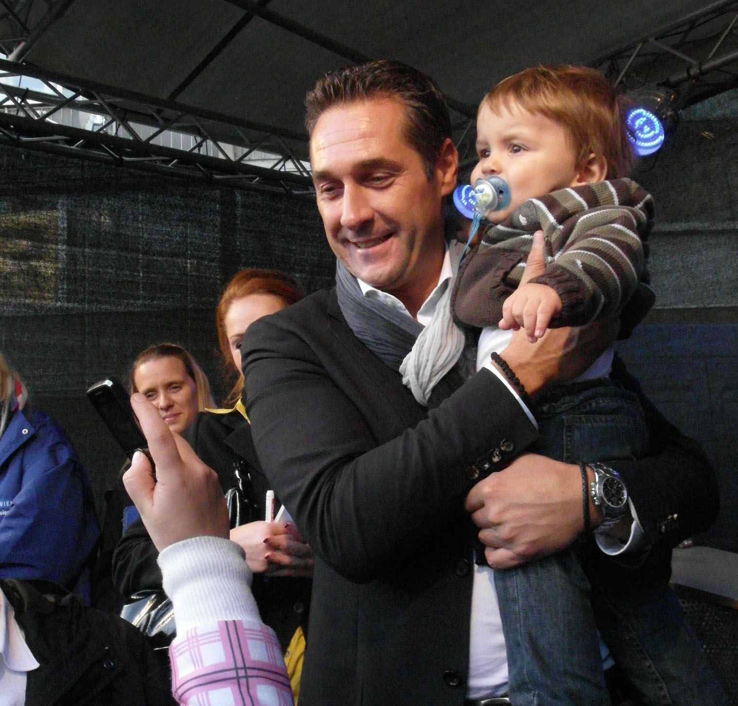 Vienna_2010-10-01_-_Hannovermarkt_-_HC_Strache_posing_with_ab_baby_in_favour_of_his_mom._065